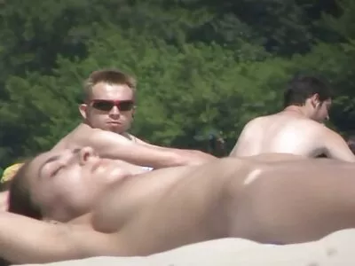 Niin kaunis brunette tyttöystävä tehdä kuuma webcam hauskaa, kun ilmaista ponoa vanhemmat lähtevät