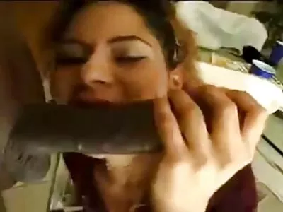 Kuuma ilmaisia porno bimbo nuolee dildoa tänään