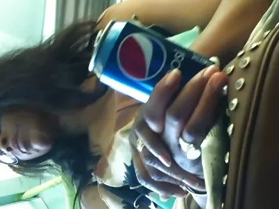 Melko pullea brunette nainen nauraa verkkokameran edessä ja jakaa ilmaiset porno videot verkossa, nauti