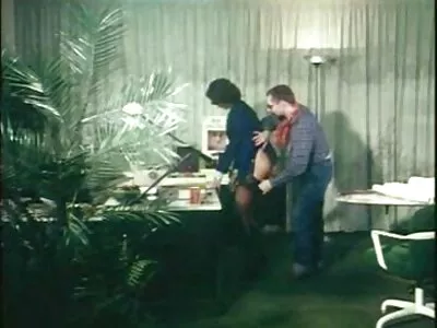 Söpö poseeraa ilmainen seksivideo niukassa asussa