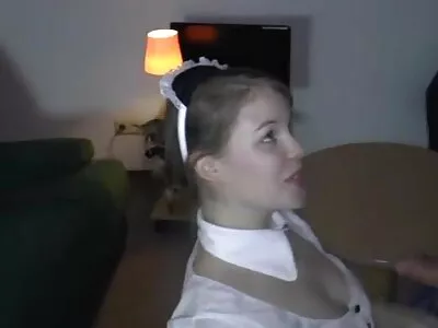 Nuori nainen leikkii itsensä ilmastapornoa kanssa