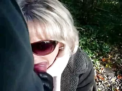 Chick käyttää ilmaisia porno filmejä täällä värinää