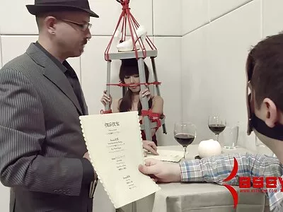 Brunette näyttää vartaloaan ilmaista pornoa