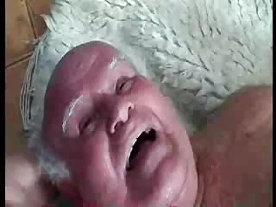 Hymyilevä vixen ilmaista pornoa käyttää tärinää
