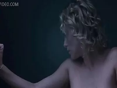 Seksikäs vauva masturboi kylpyammeessa ilmaista suomalaista pornoa