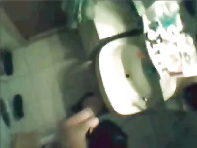 Tyttö näyttää seksikkään esityksen ilmaiset porno video