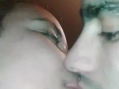 Blondi ilmaistaporno laittaa dildoa sisään