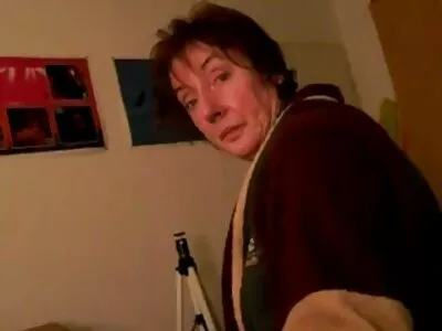 Niin kaunis eebenpuu vaimo tehdä kuuma seksi livepornoa hauska video maanantai -iltana kotona, nauti