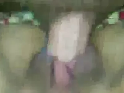 Blondi livepornoa ja hänen rakastajansa leikkivät räjäytysnuken kanssa