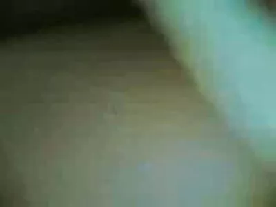 Brunette istuu seksileluun ilmainen porno